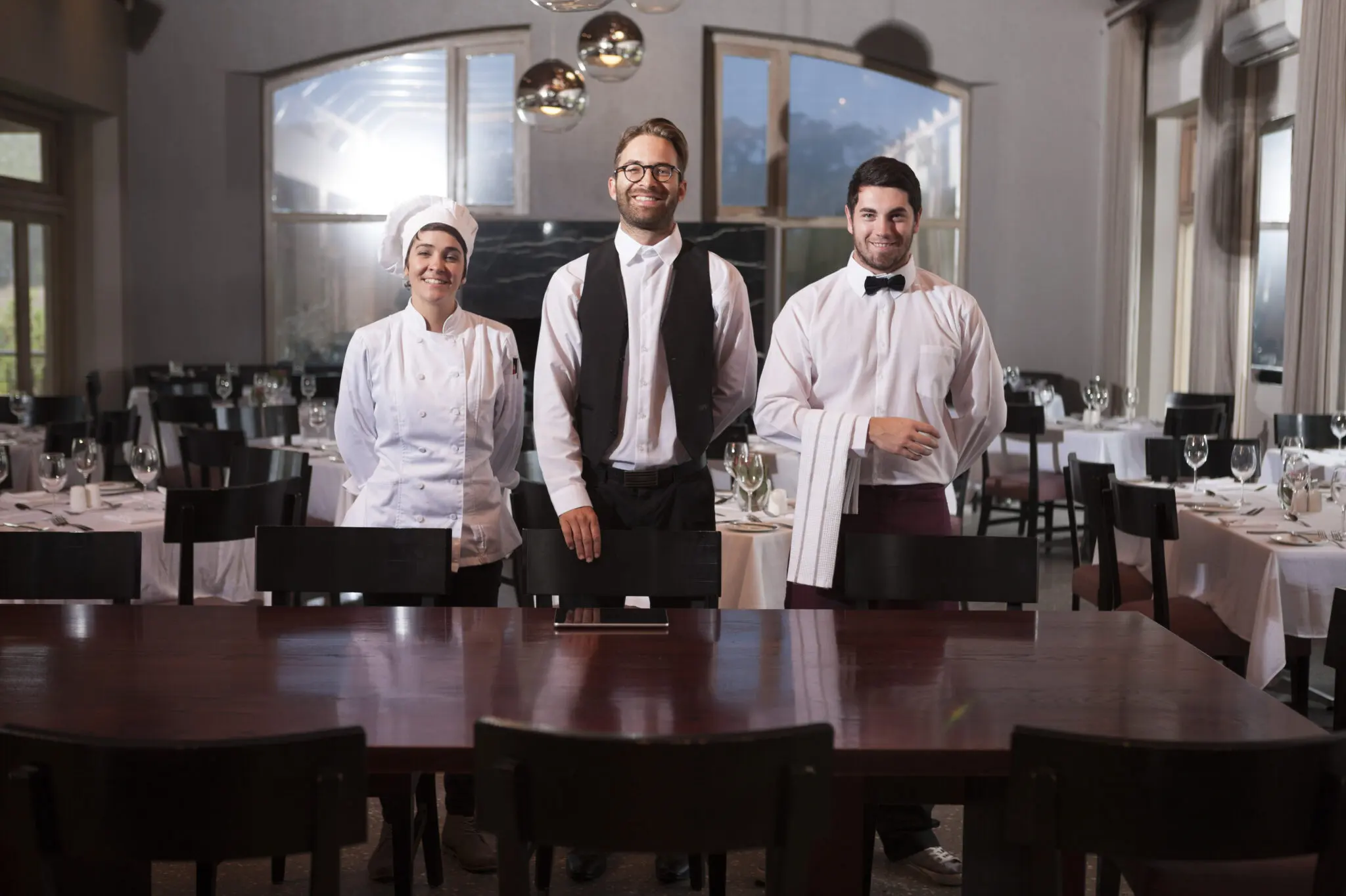 Équipe de restaurant en service avec des clients