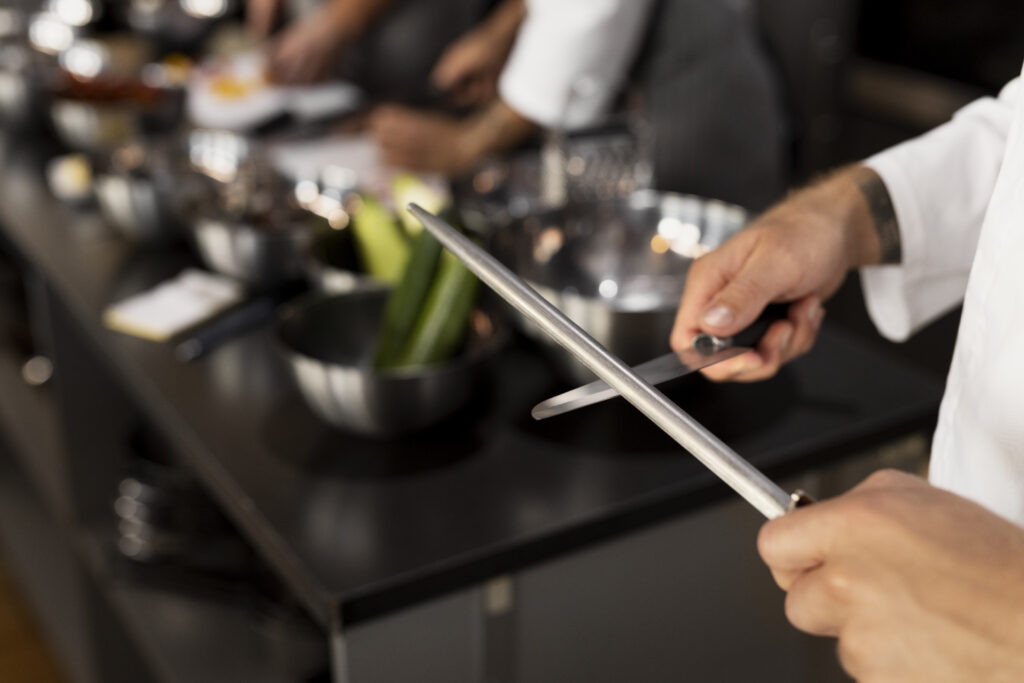 Chef travaillant dans une cuisine professionnelle