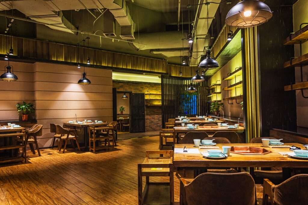 Salle de restaurant vide prête à accueillir des clients